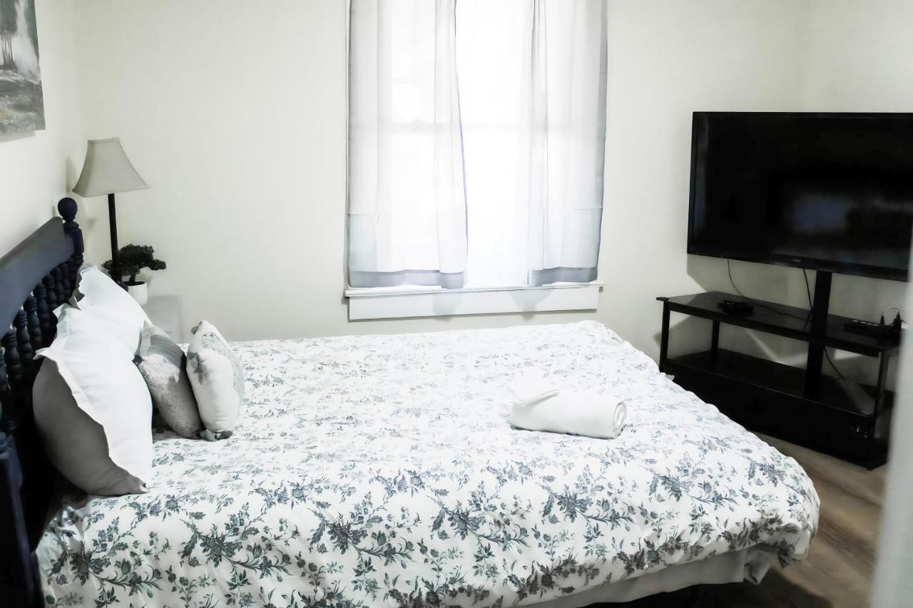 Homestay Cozy Retreat Near Downtown Indianapolis- Private Bedroom *